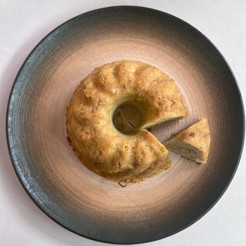 Babka ziemniaczana z boczkiem i kwaśną śmietaną