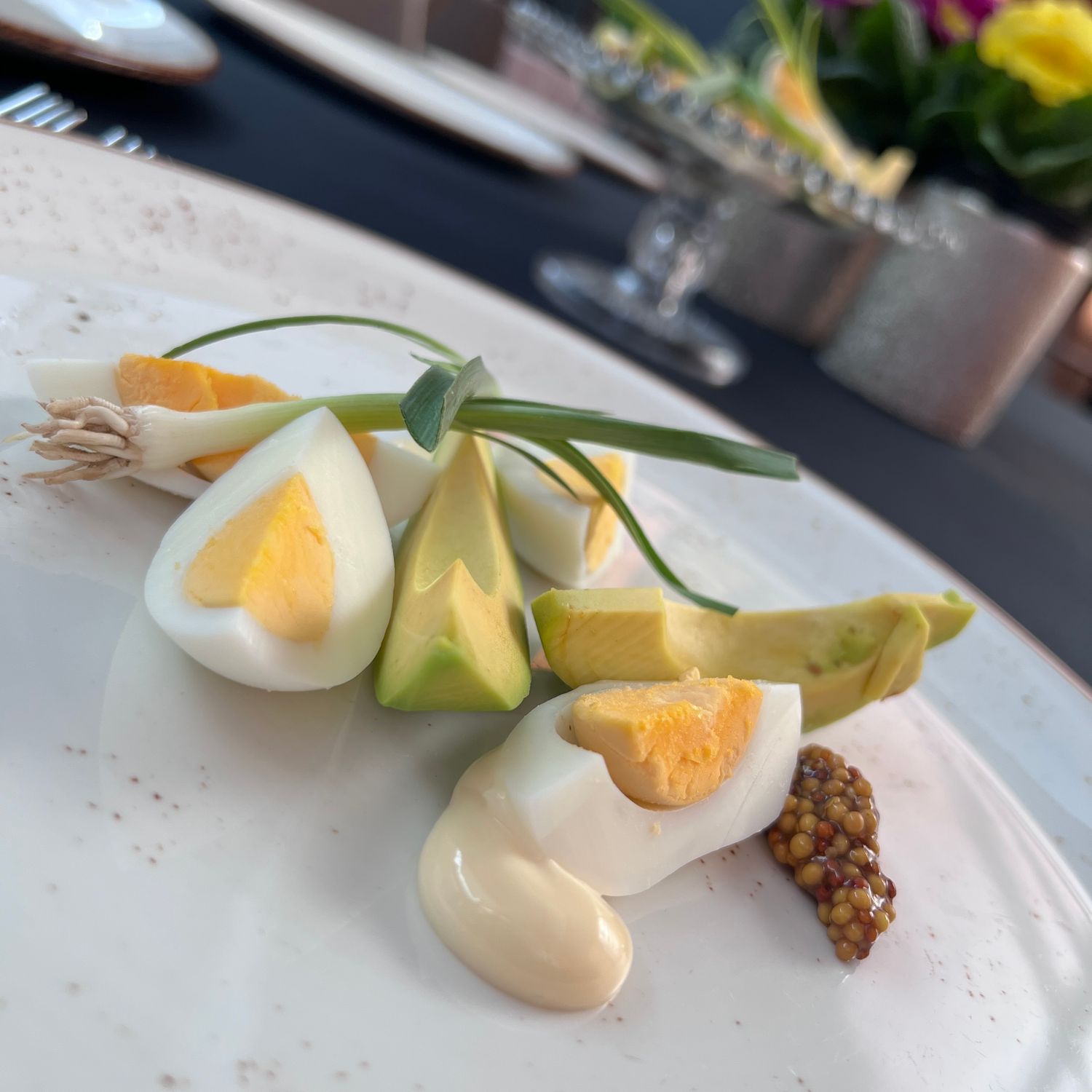 Sałatka z jajkiem i awokado