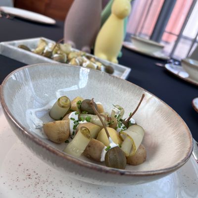 Sałatka z ziemniakami, ogórkiem kiszonym i kaparami