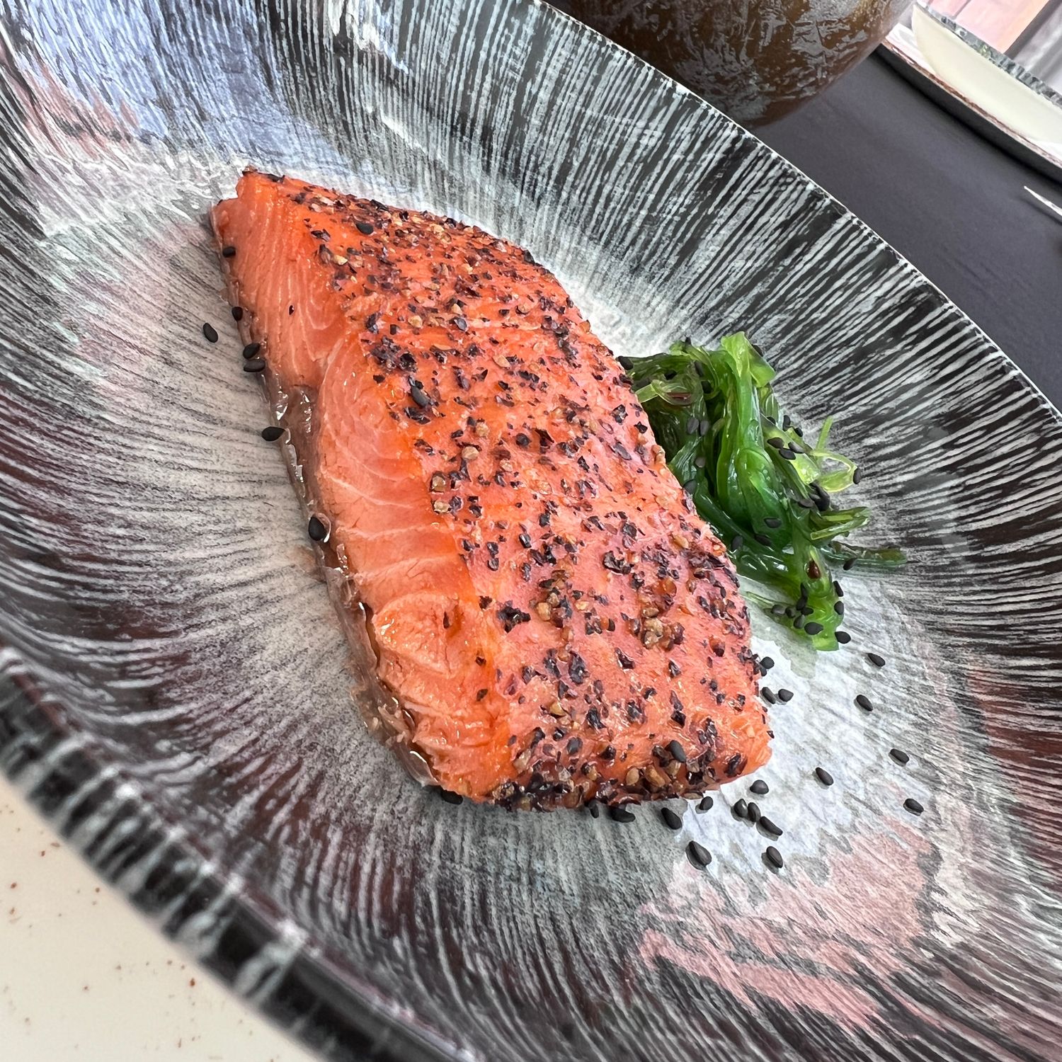 Wędzony pstrąg z pieprzem i glonami wakame