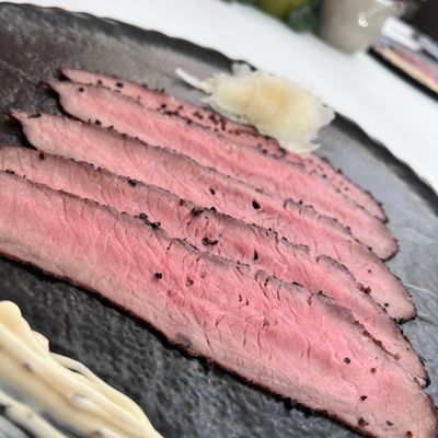 Różowy rostbef z majonezem pieprzowym i serem Gruyère