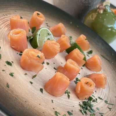 Łosoś gravalax z limonką, kolendrą i imbirem