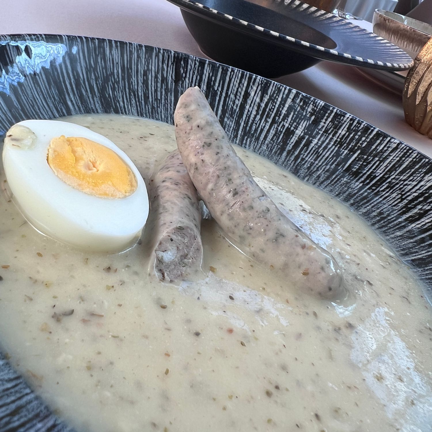 Żurek z białymi mini kiełbaskami i jajkiem