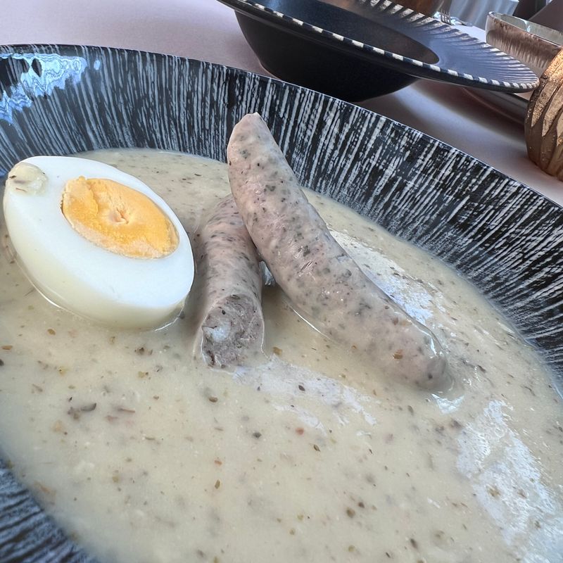 Żurek z białymi mini kiełbaskami i jajkiem