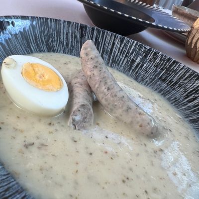 Żurek z białymi mini kiełbaskami i jajkiem