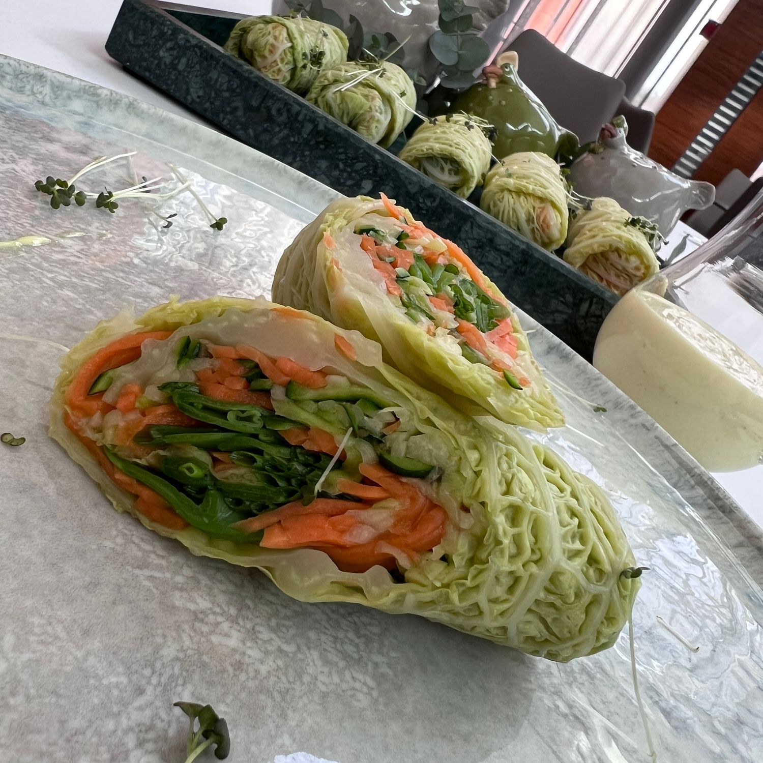 Rollsy z kapusty włoskiej z nowalijkami i sosem limonkowym