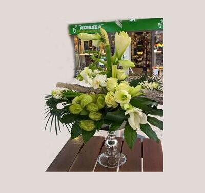 Bloemstuk met witte rozen en amaryllis Bloemstuk met witte rozen en lelies bij Althaea Bloemsierkunst