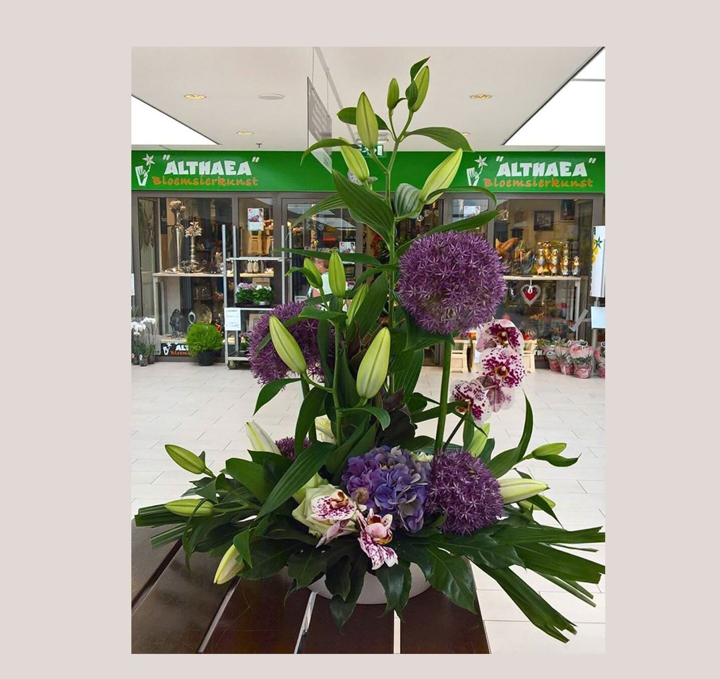 Bloemstuk met paarse bloemen