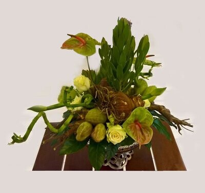 Speels bloemstuk met gele roosjes bij  Althaea Bloemsierkunst