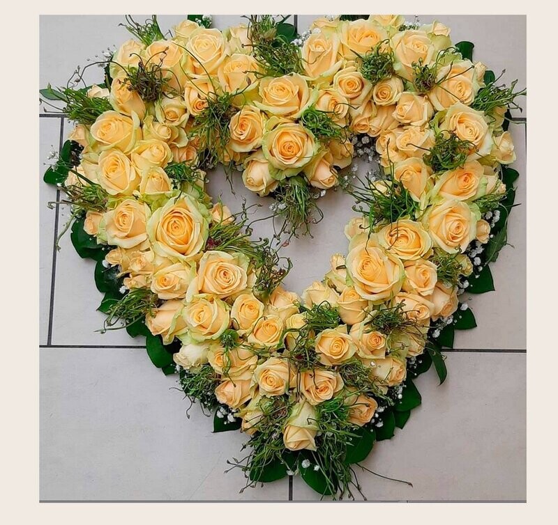 Rouwhart van gele rozen