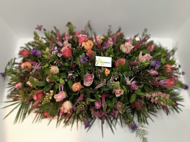 Rouwstuk met veel bloemsoorten en kleur