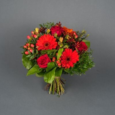 Valentijnsboeket met rode bloemen