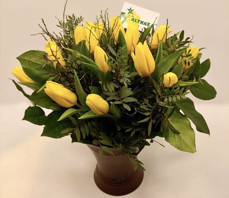 Mooie gele tulpen met groen blad bij Althaea Bloemsierkunst