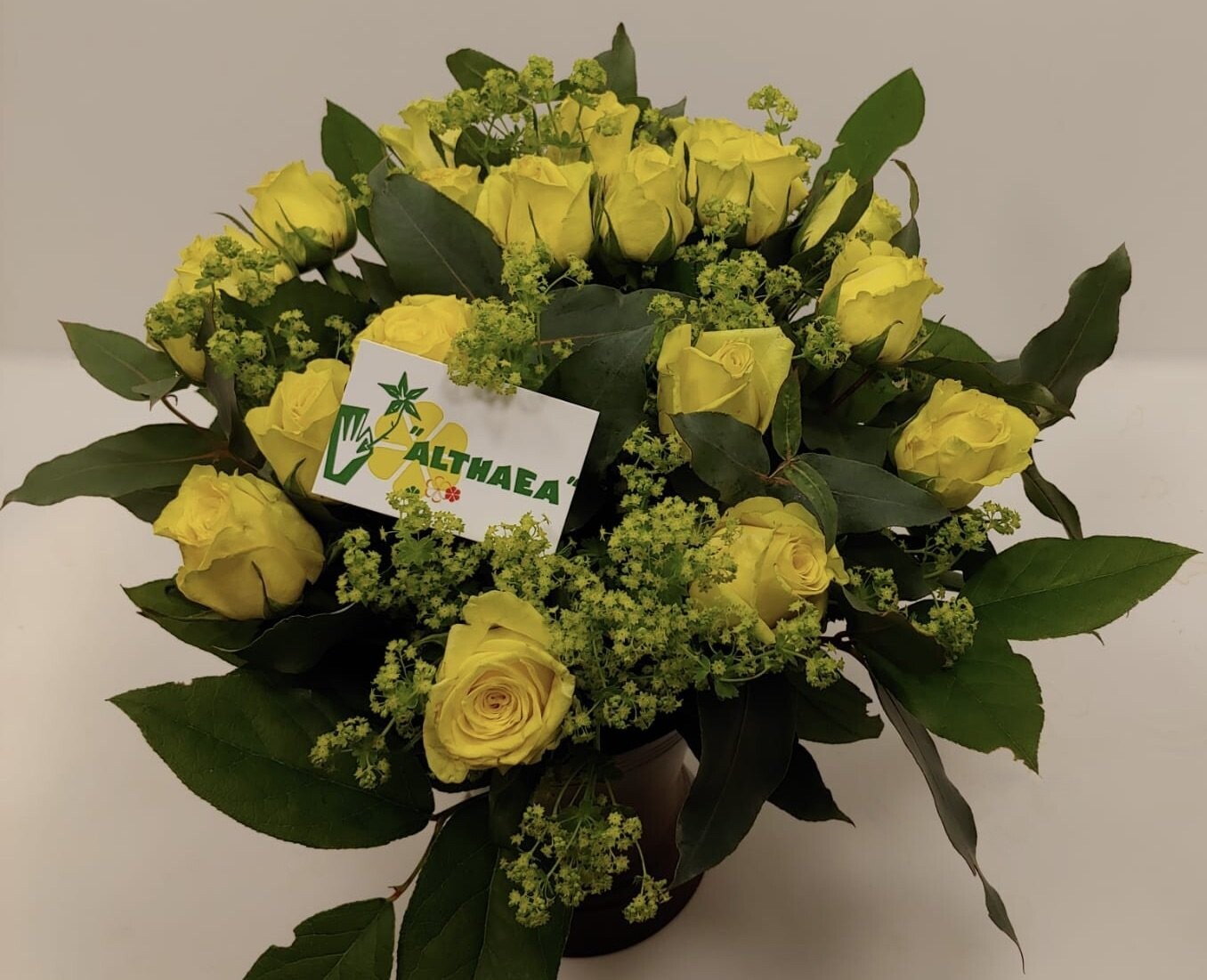 Een mooi boeket met gele roosjes, passend bij Pasen