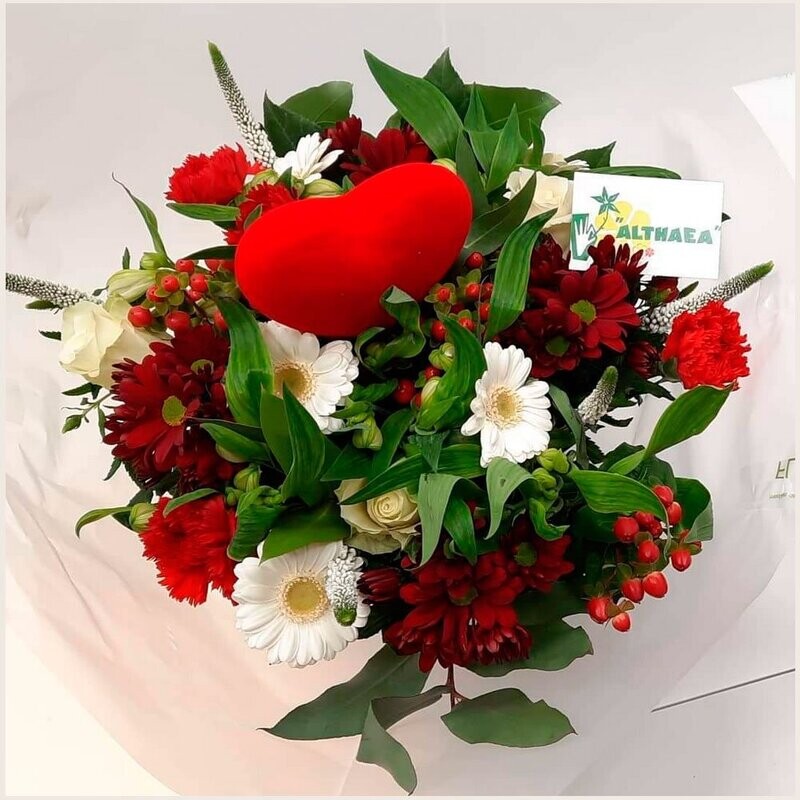 Rood-wit romantisch boeket met een fluwelen hartje