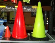 Cono de pvc 28&quot; sin cinta reflectiva en color naranja o verde