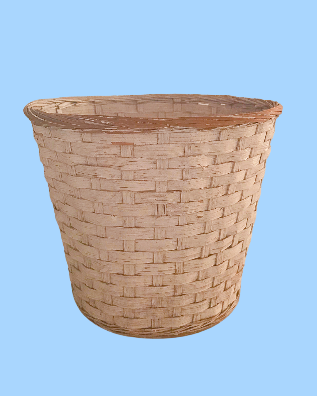Vintage White Basket 7 1/2 in x 6 1/2 in