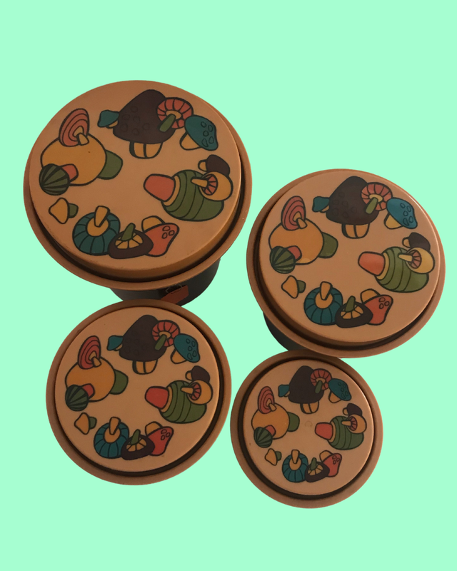 Vintage Rubbermaid Mushroom Nesting Containers (1970&#39;s) - 4 Piece Set