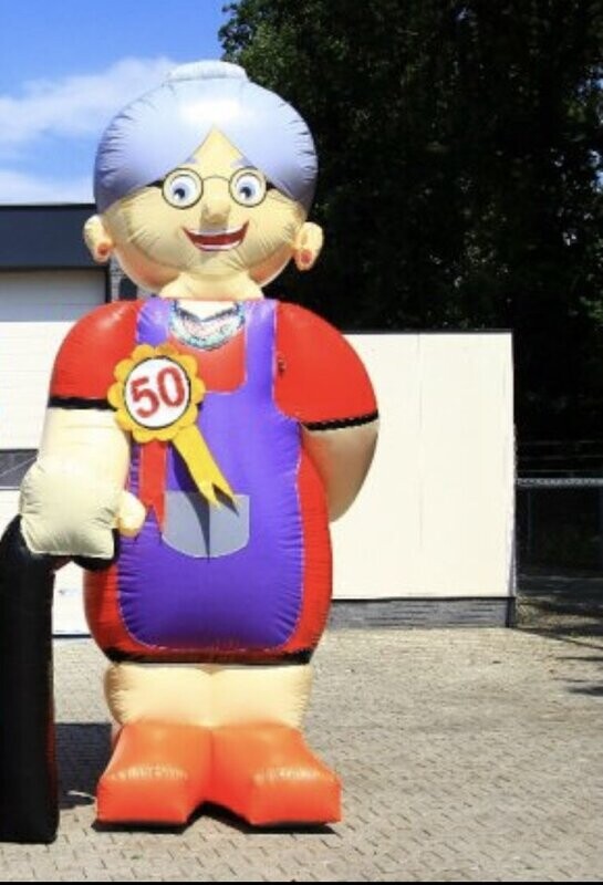 Sarah met wandelstok