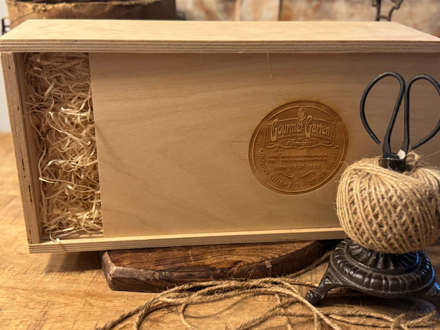 Geschenkbox aus Holz mit Kordel Geschenkbox aus Holz mit Kordel