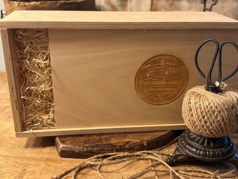 Geschenkbox aus Holz mit Kordel Geschenkbox aus Holz mit Kordel