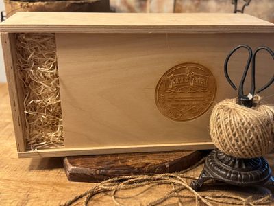 Geschenkbox aus Holz mit Kordel Geschenkbox aus Holz mit Kordel
