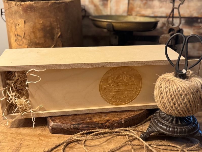 Kleine Geschenkbox aus Holz Kleine Geschenkbox aus Holz