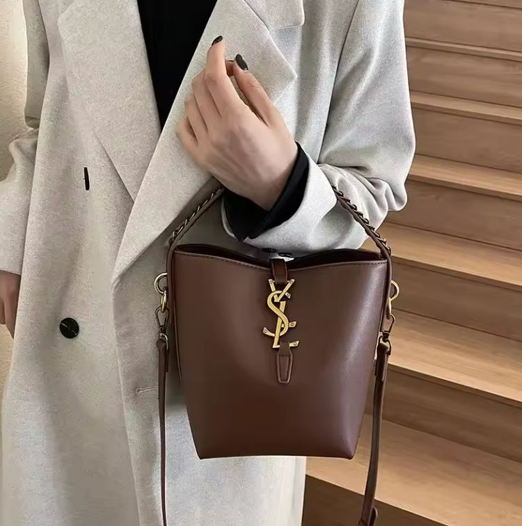 2025 Summer-Ready Bucket Bag Women Artisanal Weave Convertible Crossbody EcoChic Essentials Multi-Functional Beach-to-Bar Haute