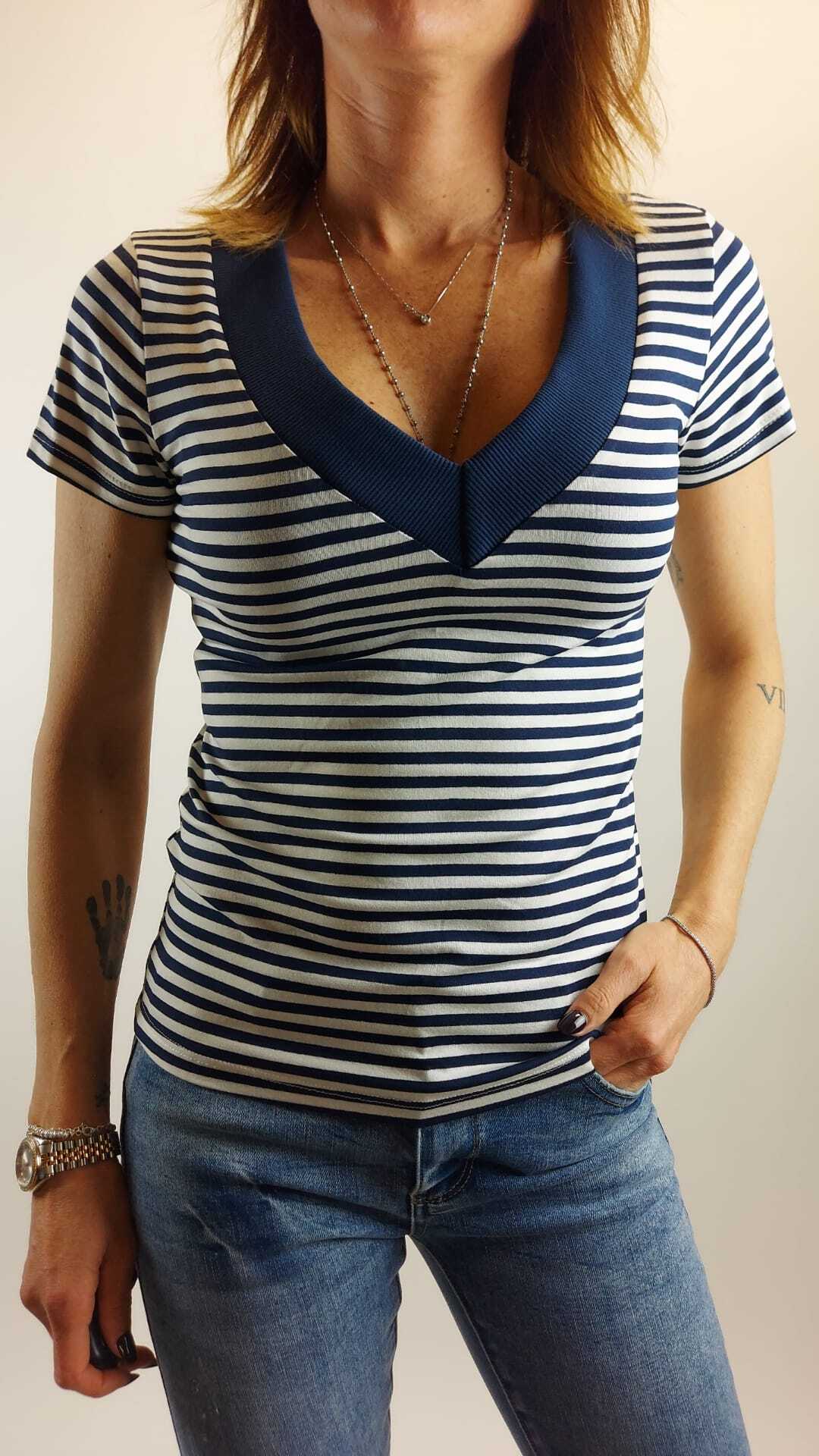T-SHIRT SCOLLO V RIGATA BLU
