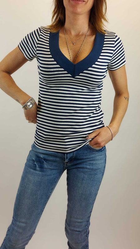 T-SHIRT SCOLLO V RIGATA BLU T-SHIRT SCOLLO V RIGATA BLU