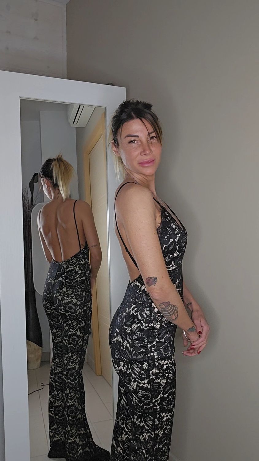 JUMPSUITE IN PIZZO CON SCOLLATURA PROFONDA