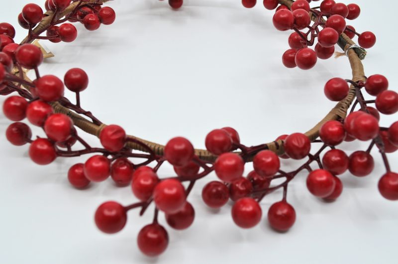 Kranz mit roten Beeren-Zweigen