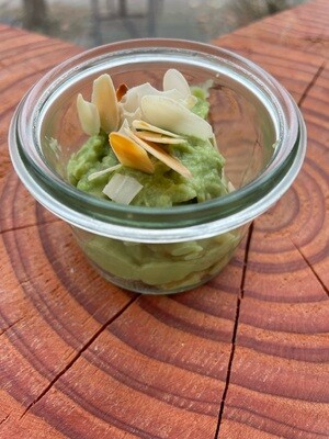 Avocadocreme mit gerösteten Mandeln (vegan)