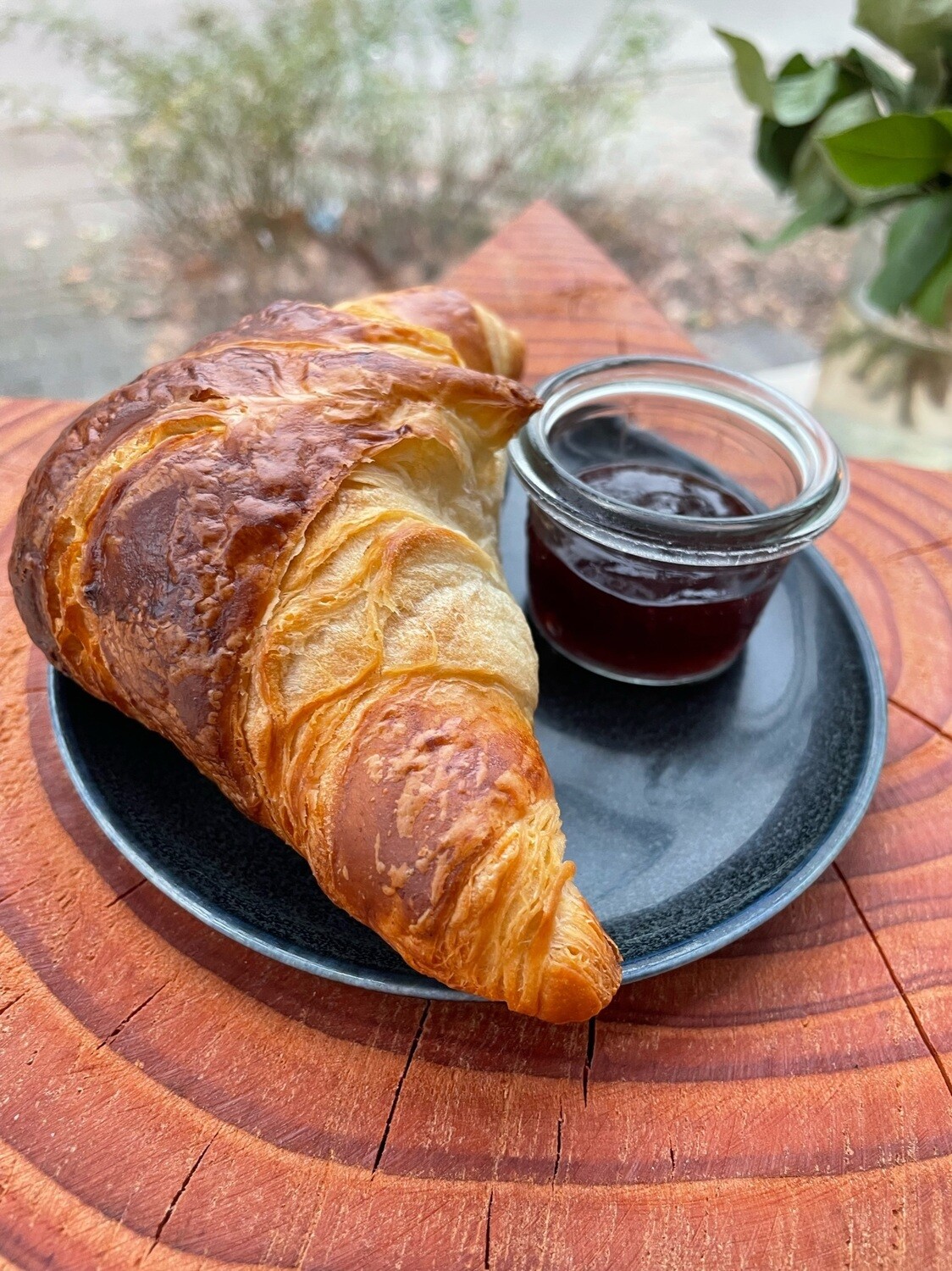 Croissant mit hausgemachter Marmelade