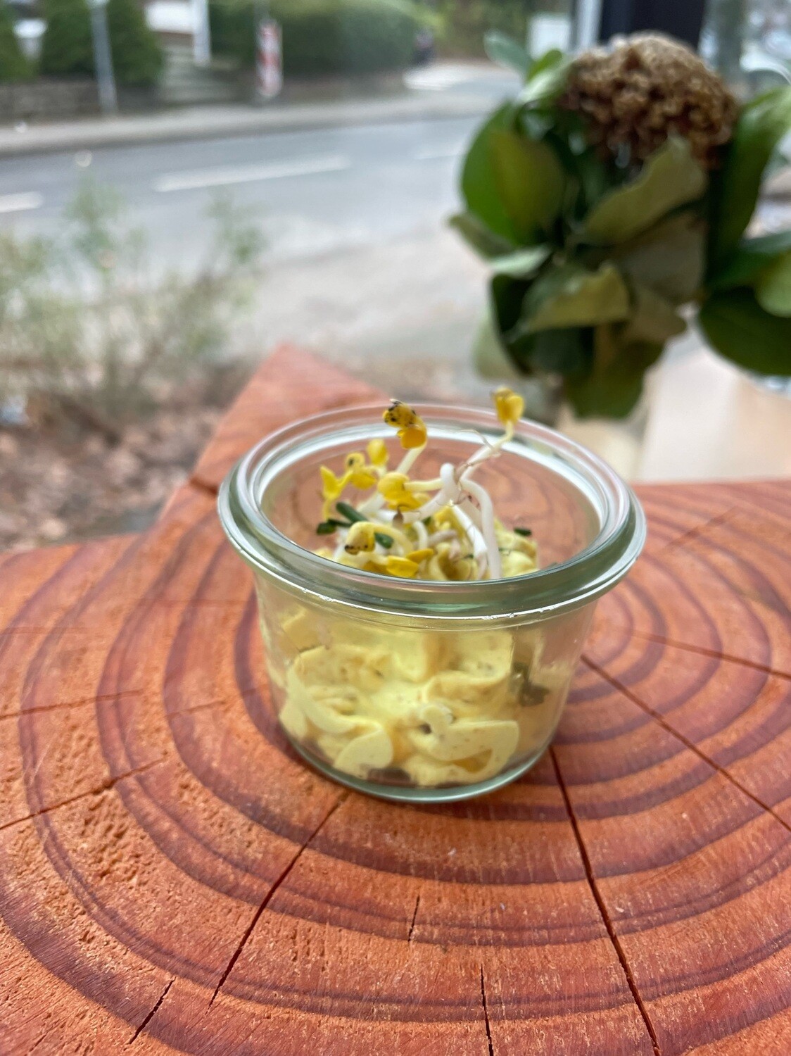 Hausgemachter Frischkäse mit orientalisch mit Datteln und Curry