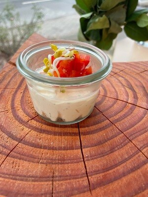Hausgemachter Frischkäse mit Paprika und Gartenkräutern