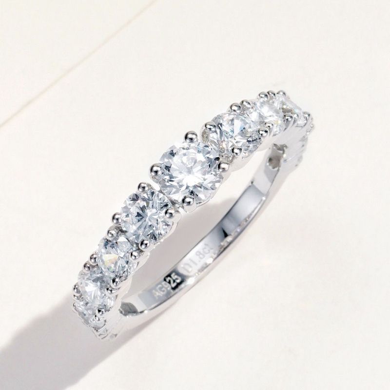 Gradient round diamond ring