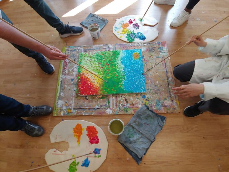 Samen met je team schilderen op een groot doek in Harderwijk | creatieve teambuilding activiteit