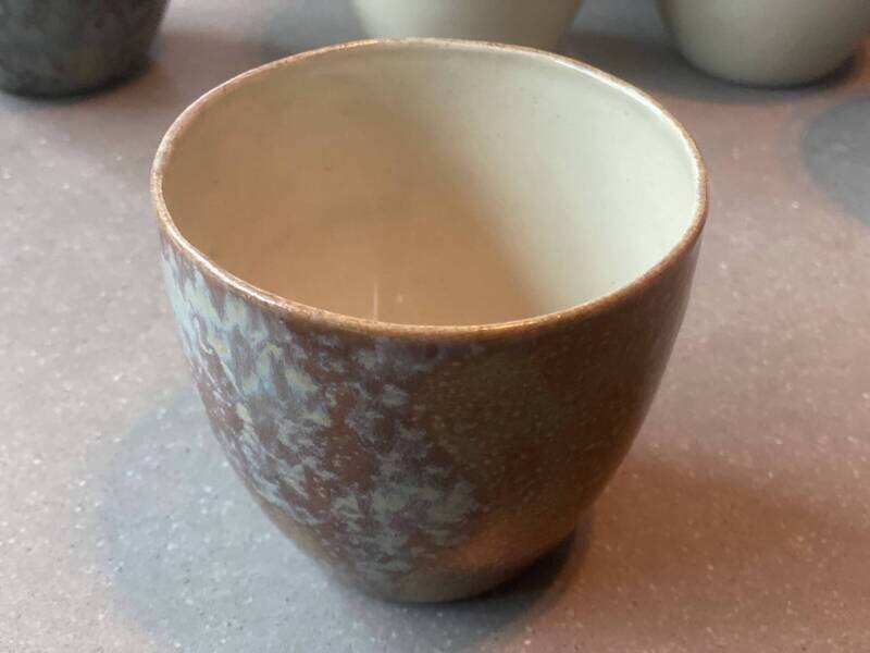 Mok handgemaakt gemêleerd met zalm binnenkant Ø 9.5x8.5 cm