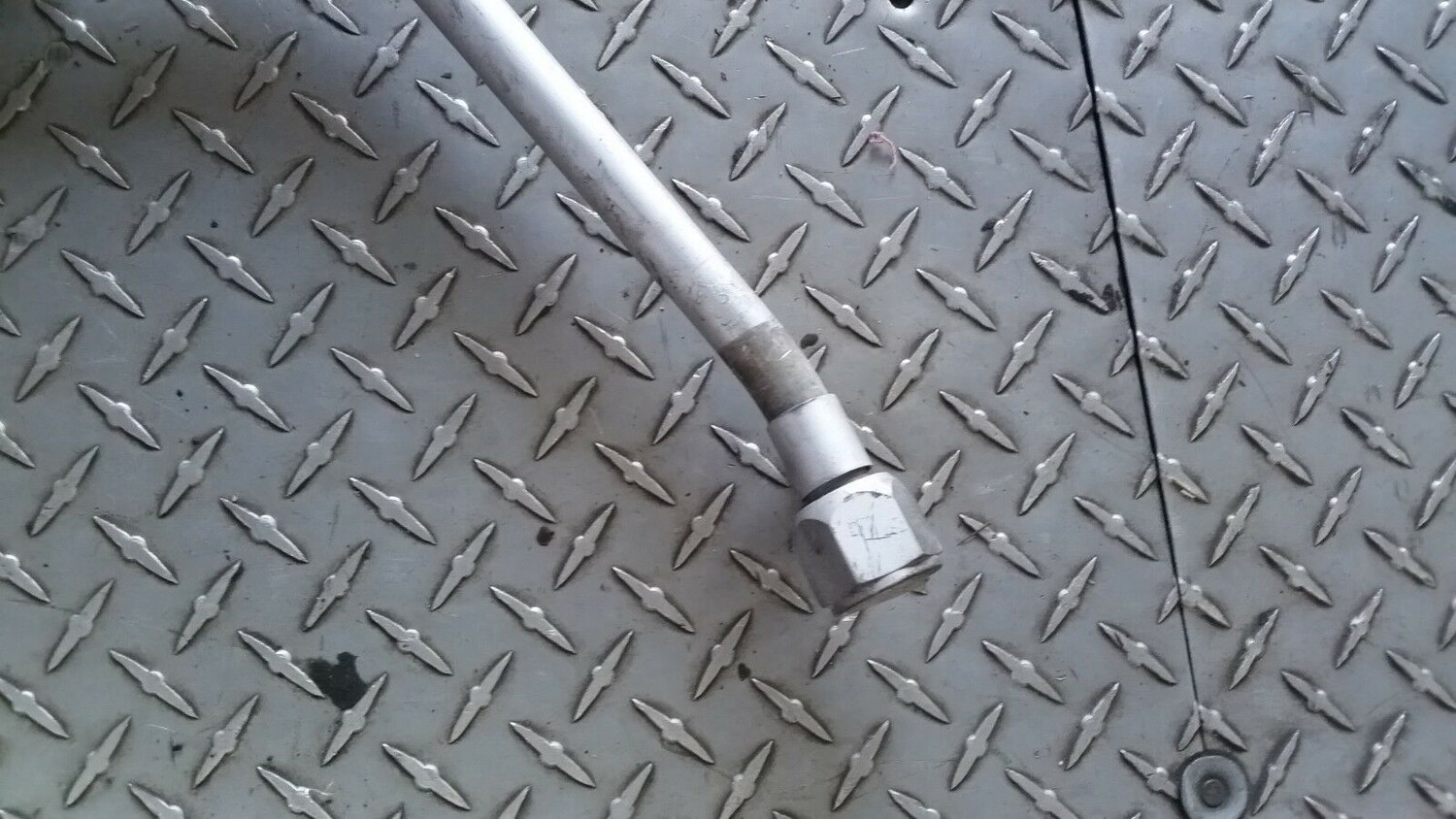 Air conditioning charge low hose UD21578