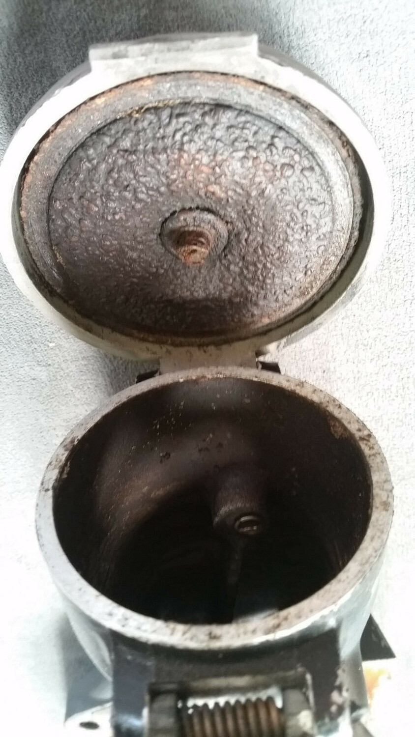 Rolls Royce Silver Spur Spirit oil cap and filler neck Bentley UE40748
