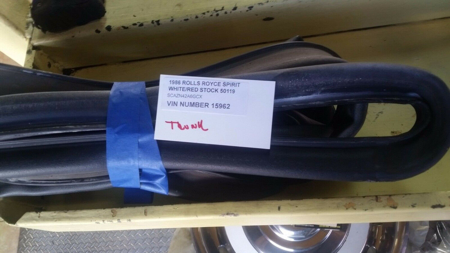 81 82 83 84 85 86 87 88 89 Rolls Royce Silver Spur Spirit trunk boot seal