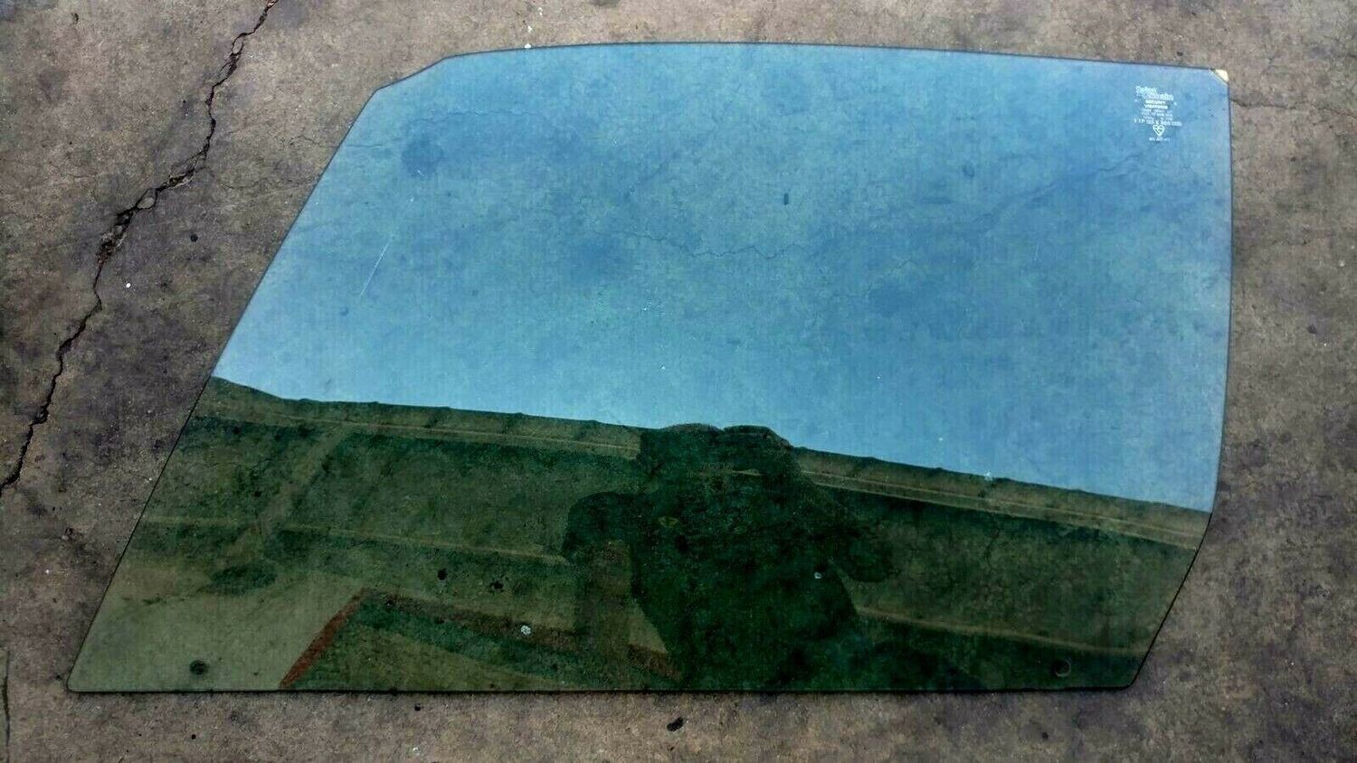 FERRARI 308 GTSi  FRONT DROP GLASS  LEFT  SIDE 60162508 SAINT GOBIAN 60162508 -