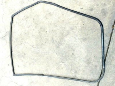 Rolls Royce Silver Shadow ALL YEARS  LEFT  REAR DOOR SEAL UB31537