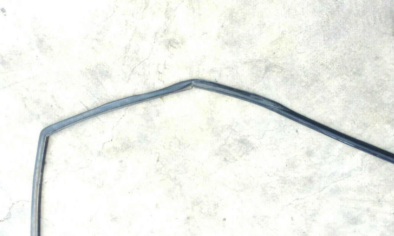 Rolls Royce Silver Shadow ALL YEARS  LEFT  REAR DOOR SEAL UB31537