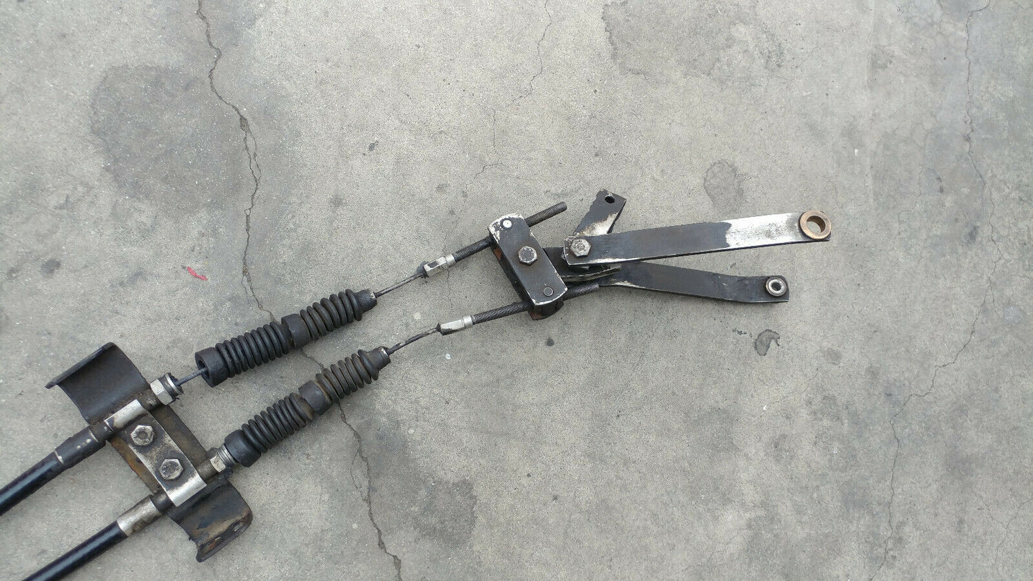 Rolls Royce Silver SHADOW  spur  Emergency Parking cable set and levers UR73500 -