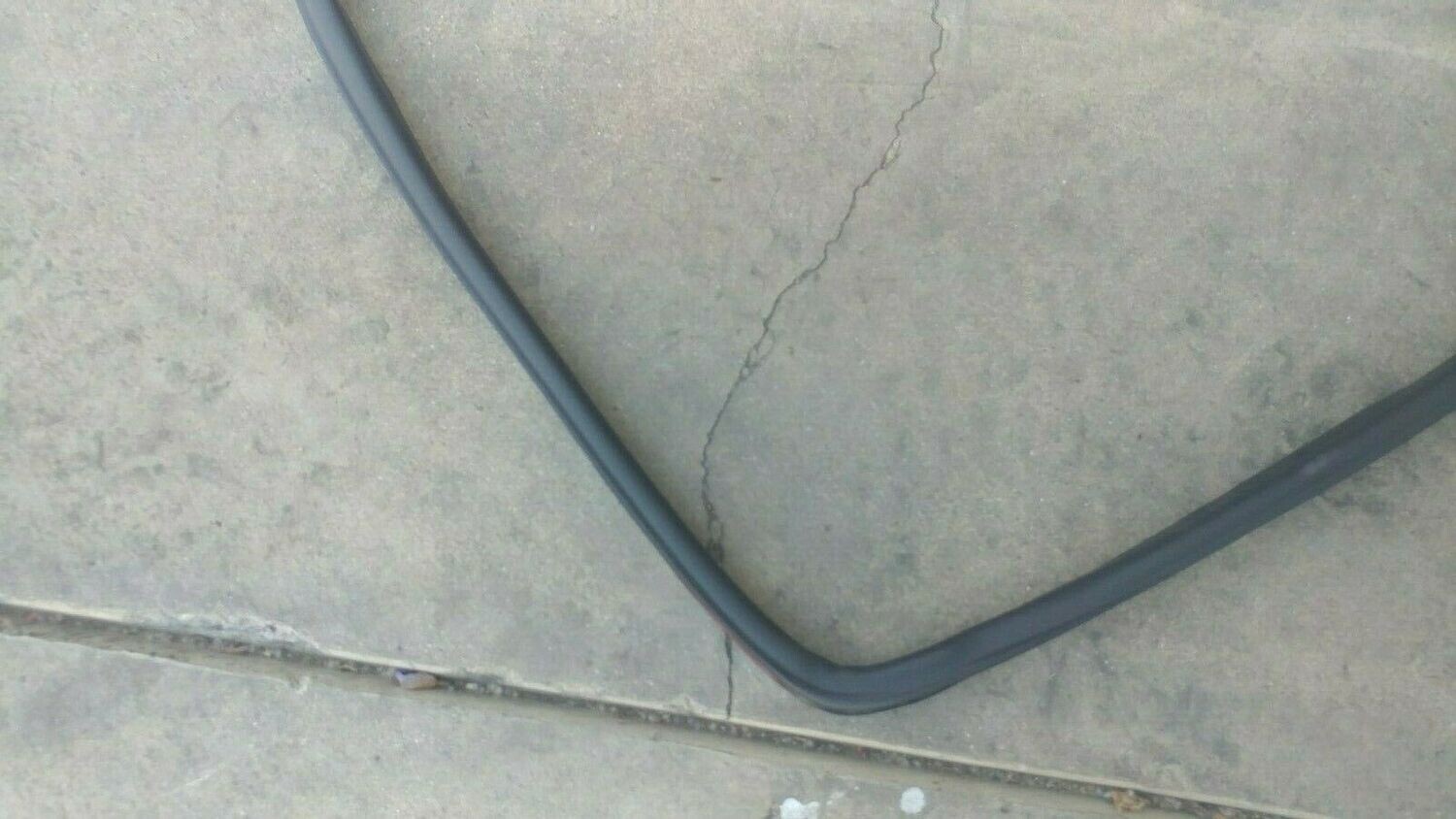 FERRARI 308 PARTS  GTS rear trunk luggage COMPARTMENT SEAL RUBBER