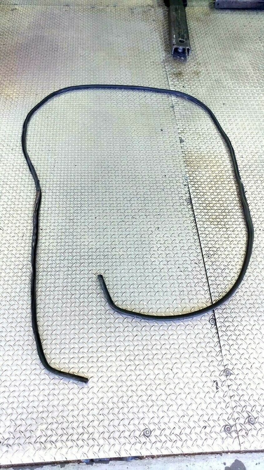 FERRARI 308 PARTS  GTS rear OF DOOR AND TOP REAR SEAL RUBBER 61705500