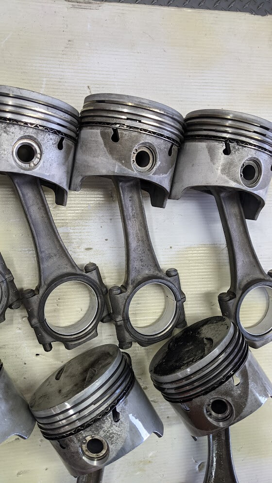 Rolls Royce Piston, pins and rod set Pre-Owned 9.25:1 compression  UE31258