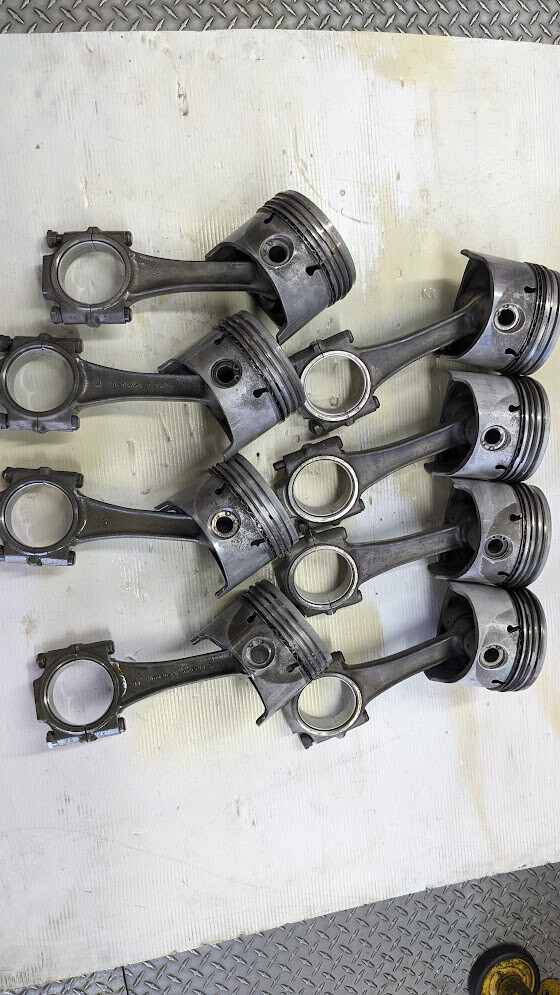Rolls Royce Piston, pins and rod set Pre-Owned 9.25:1 compression  UE31258